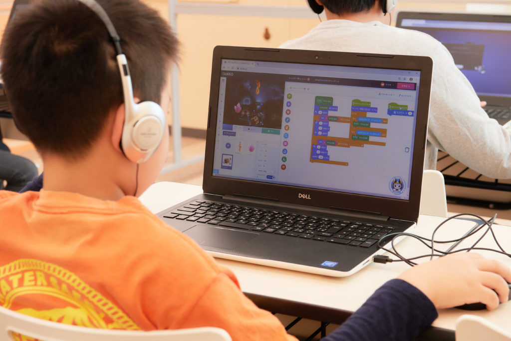 上越市のプログラミング教室で学習する男子小学生